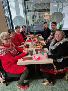 yhdessä syömässä