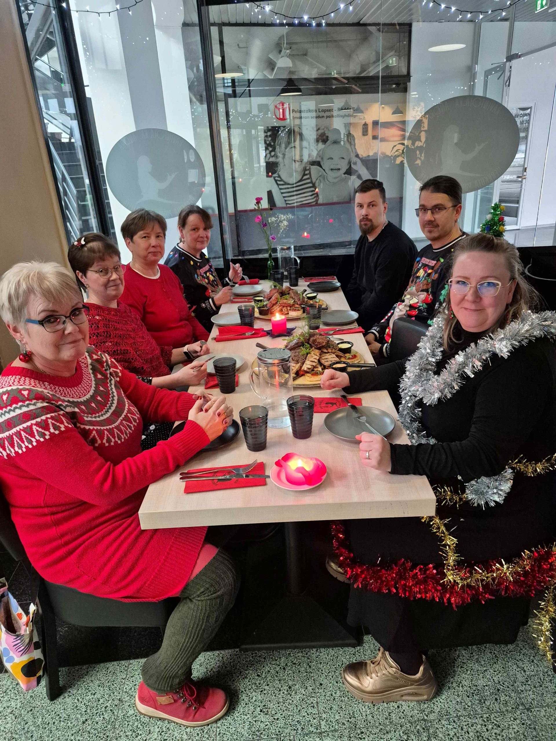 yhdessä syömässä